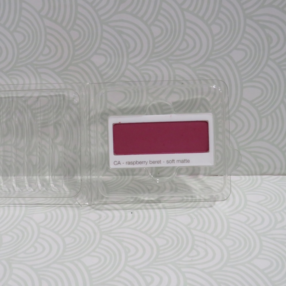 CLINIQUE💥SOFT MATTE EYESHADOW #CA RASPBERRY BERET REFILL💥 - Picture 2 of 5